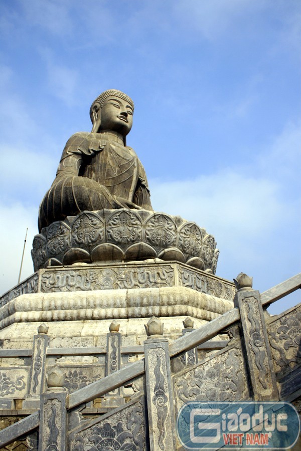 Đứng từ cách xa vài cây số cũng có thể nhìn thấy tượng Phật rất lớn trên đỉnh núi Phật tích hay còn gọi là núi Lạn Kha, non Tiên.